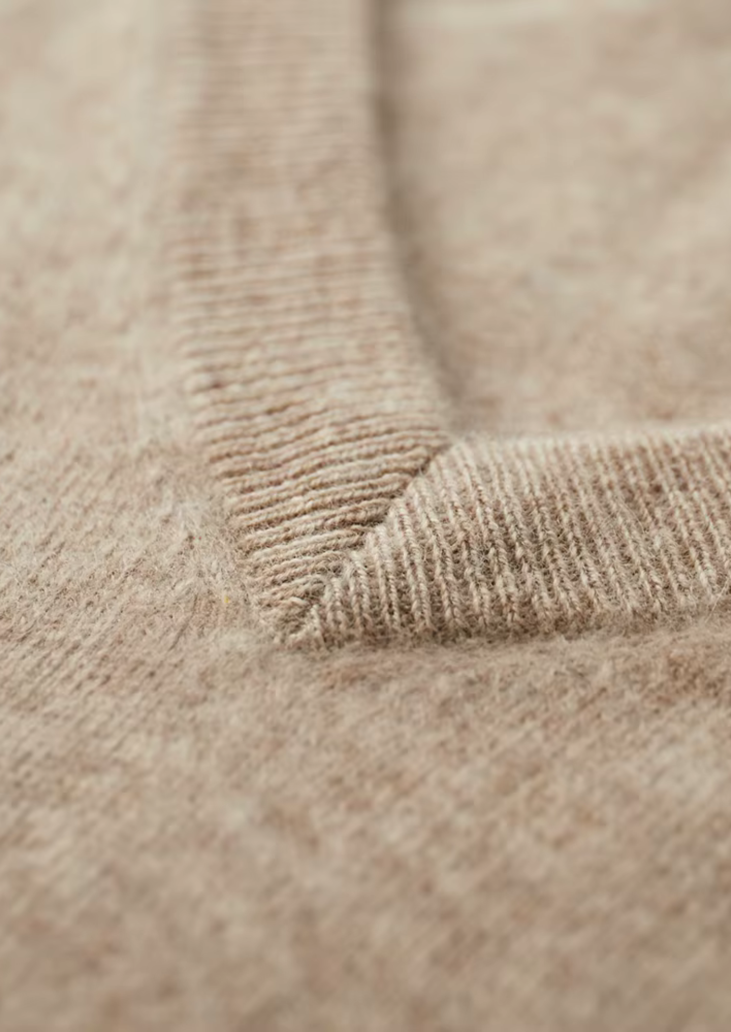 PURE EXTRA-FINE MERINO WOOL CLASSIC V-NECK SWEATER CLOUDWOOL®