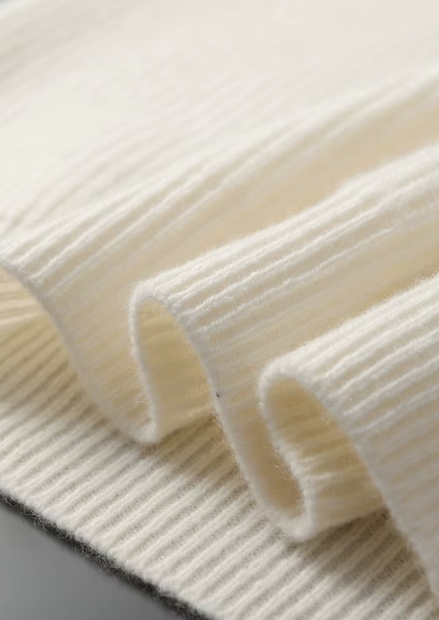 PREMIUM CASHMERE RIBBED V-NECK SWEATER EXCLUSIVE RELEASE