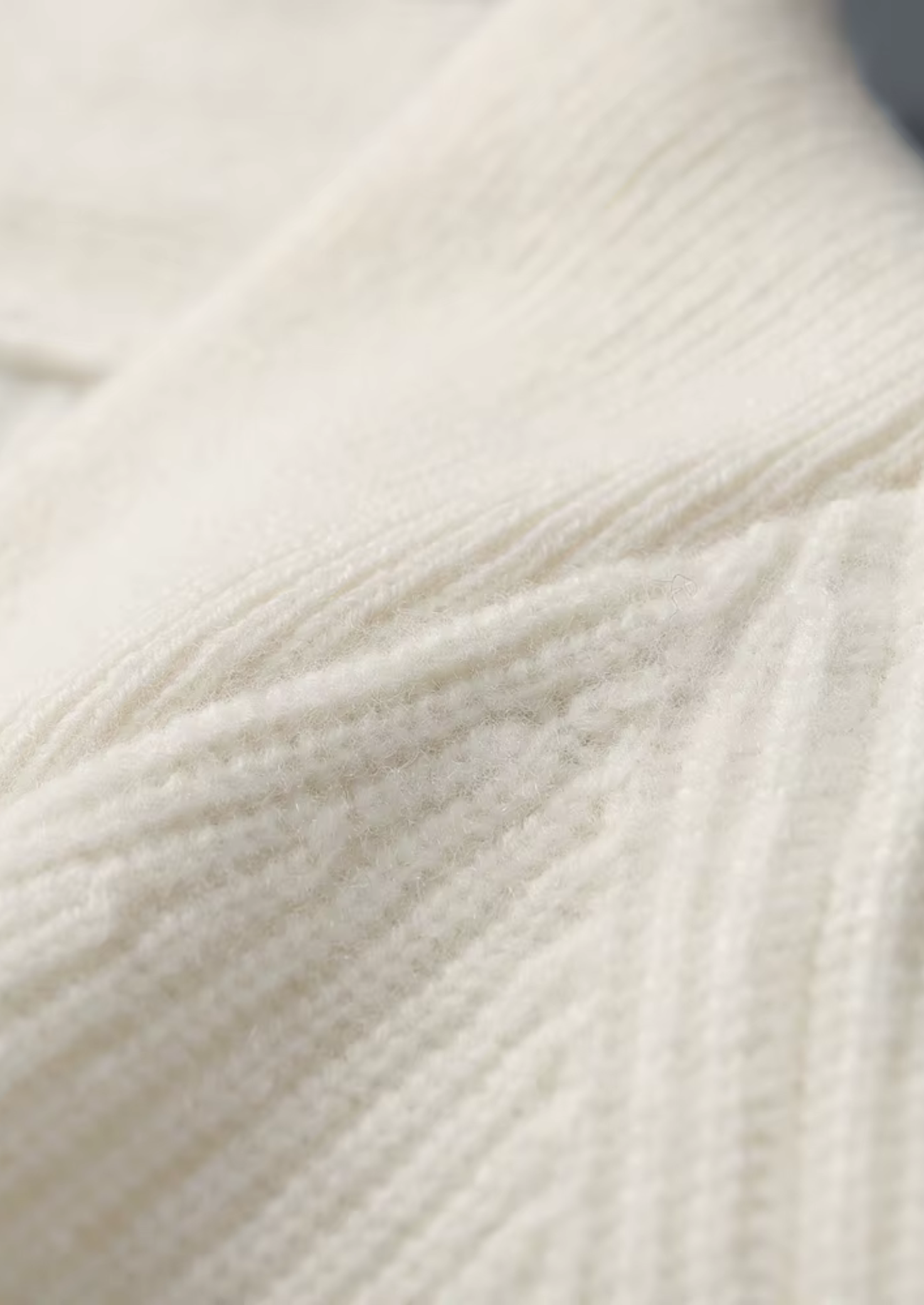 PREMIUM CASHMERE RIBBED V-NECK SWEATER EXCLUSIVE RELEASE