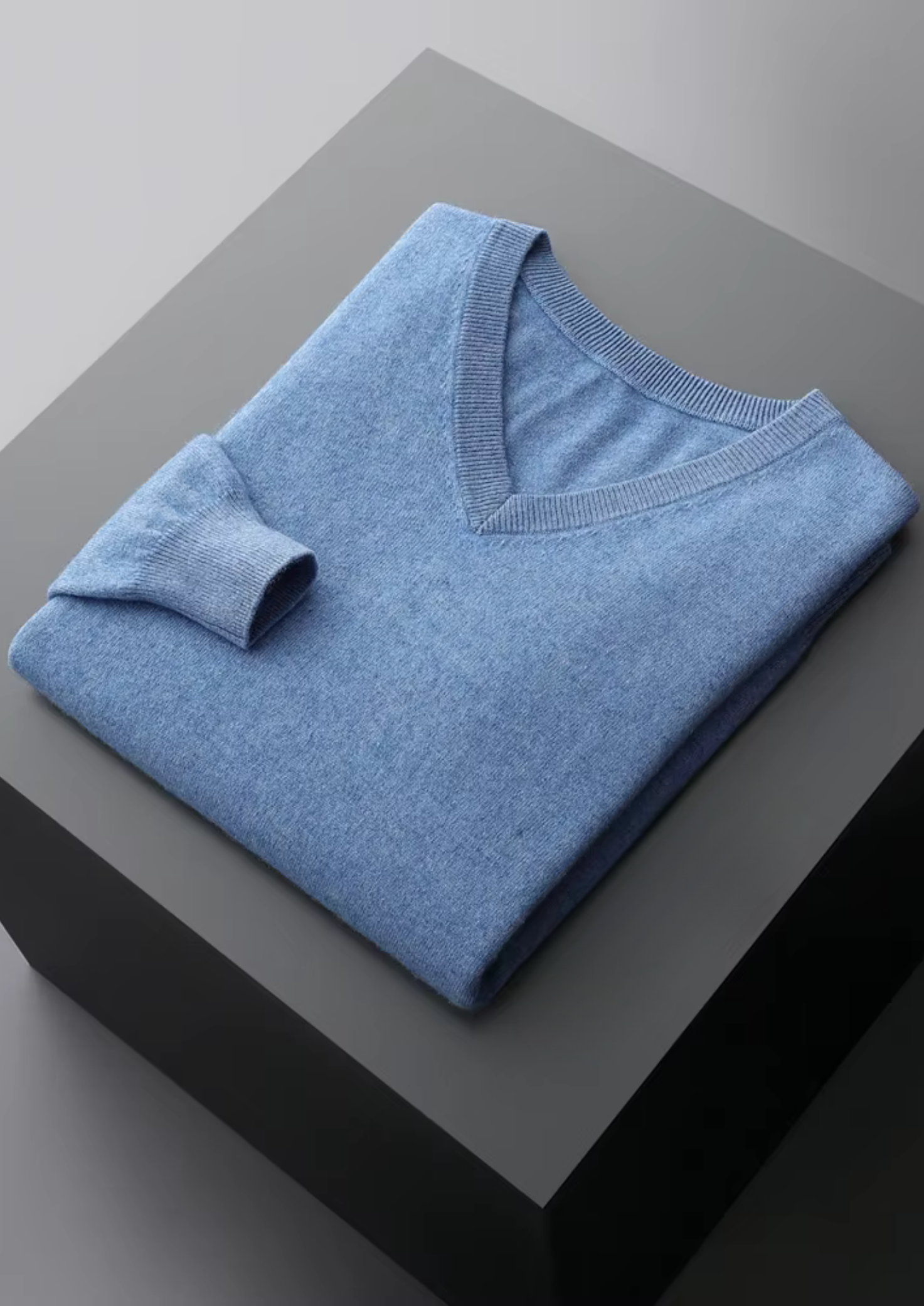 PURE EXTRA-FINE MERINO WOOL CLASSIC V-NECK SWEATER CLOUDWOOL®