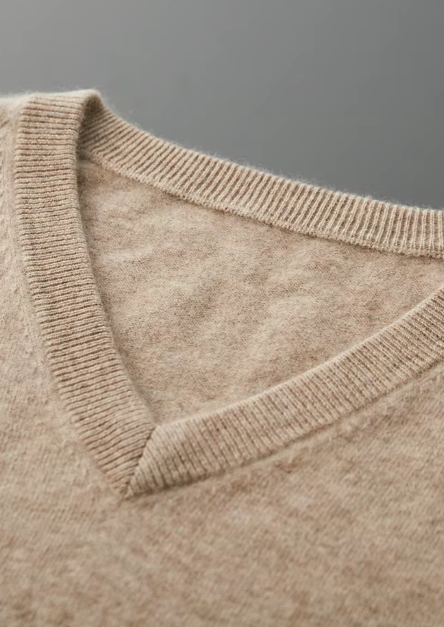 PURE EXTRA-FINE MERINO WOOL CLASSIC V-NECK SWEATER CLOUDWOOL®