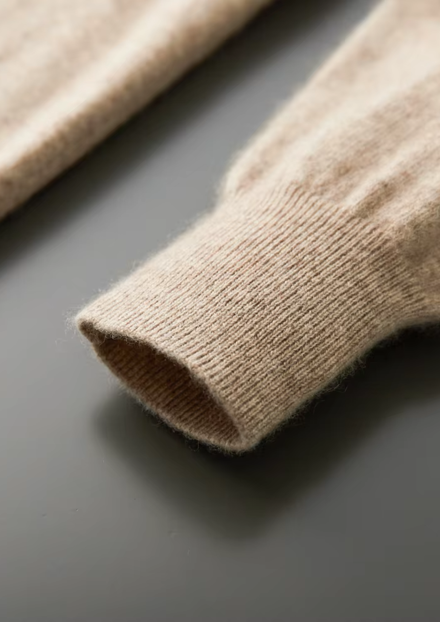 PURE EXTRA-FINE MERINO WOOL CLASSIC V-NECK SWEATER CLOUDWOOL®