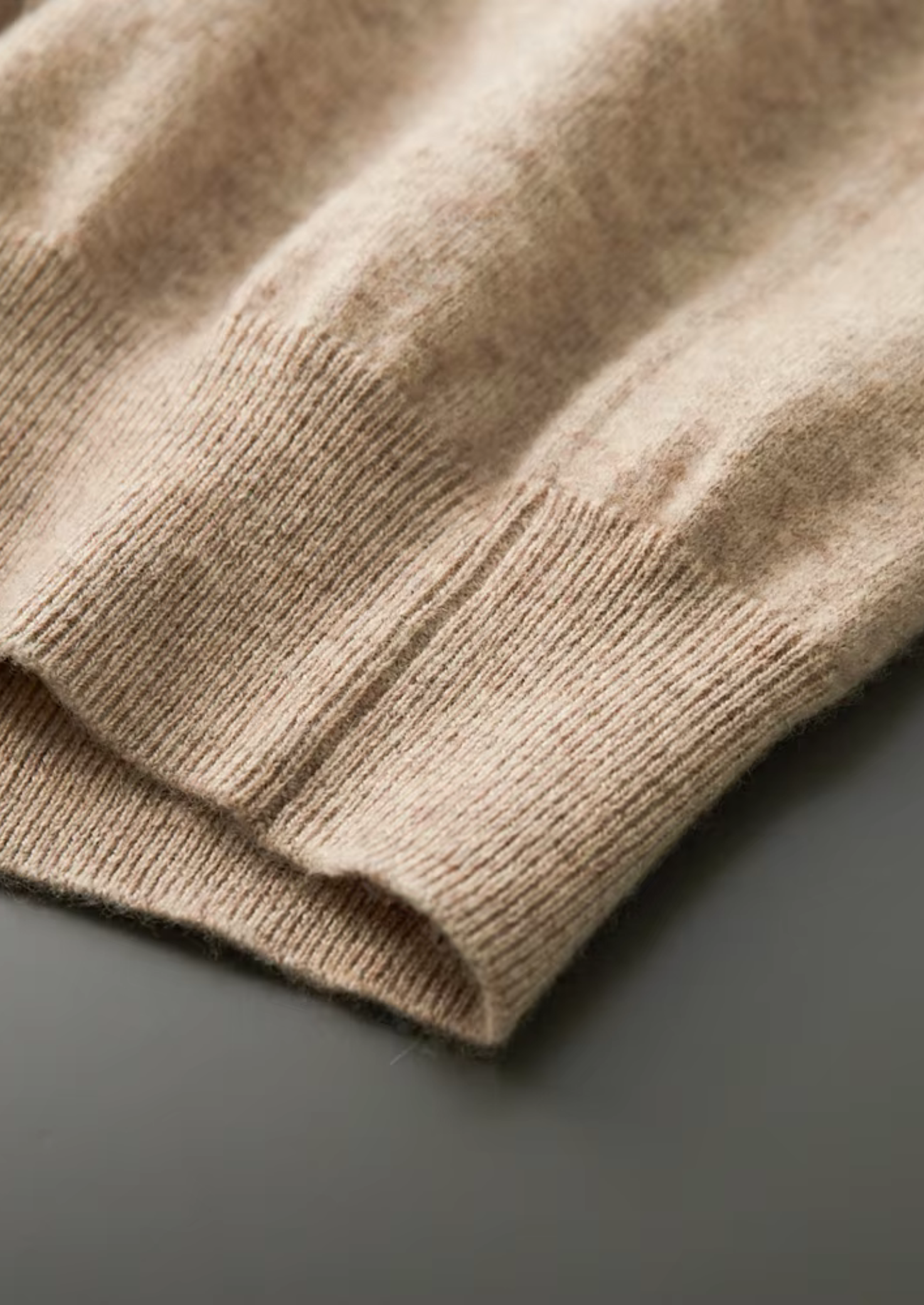 PURE EXTRA-FINE MERINO WOOL CLASSIC V-NECK SWEATER CLOUDWOOL®