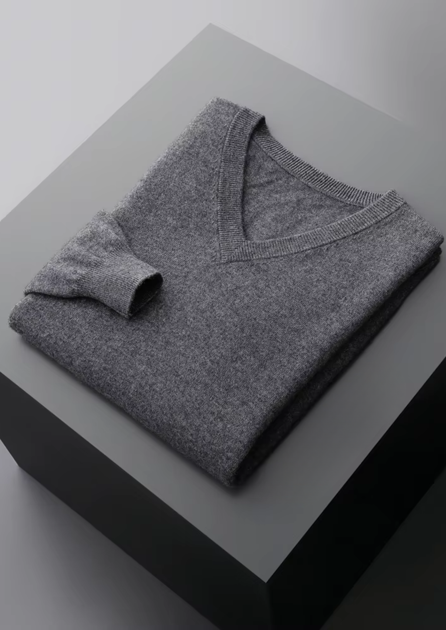 PURE EXTRA-FINE MERINO WOOL CLASSIC V-NECK SWEATER CLOUDWOOL®
